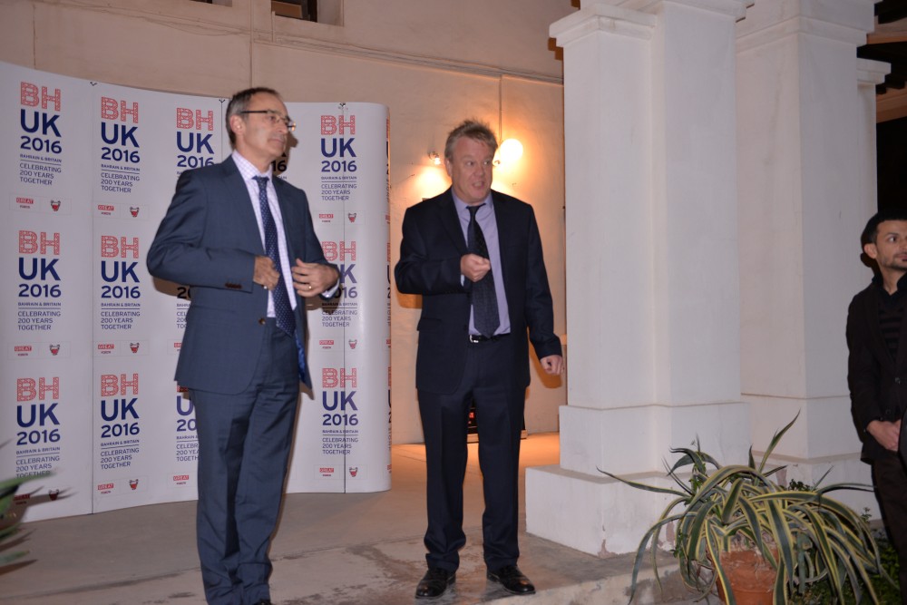 مدير المجلس الثقافي البريطاني ألن بت مع السفير البريطاني في المنامة سايمون مارتن