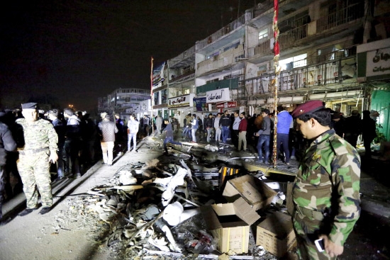 قوات عراقية تتجمع في موقع انفجار سيارة مفخخة في بغداد الجديدة - reuters