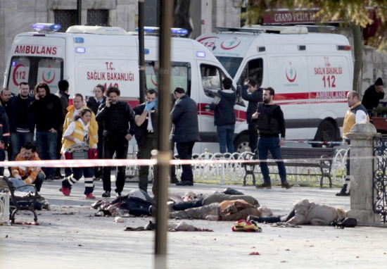 سيارات الإسعاف في مكان الانفجار في إسطنبول