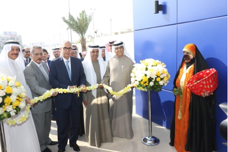 المعراج وقيادات بنك البحرين والكويت خلال افتتاح فرع البنك بالحد أمس