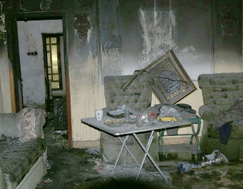 آثار الحريق في أثاث ومحتويات الطابق العلوي للمنزل في بني جمرة