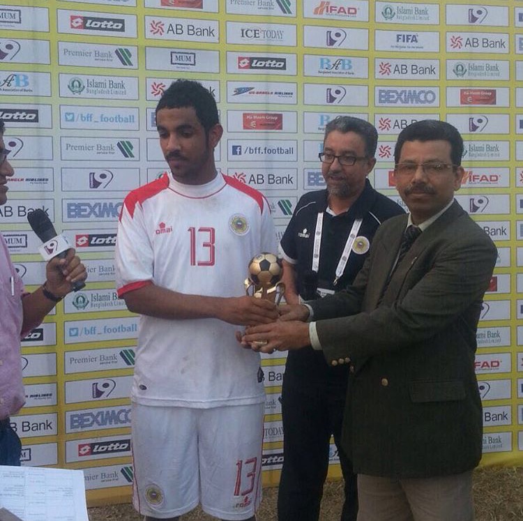 تكريم صاحب الهدف أنور عبدالله بجائزة أفضل لاعب في المباراة (نقلاً عن اتحاد القدم)