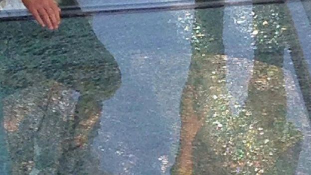  حادث مرعب وقع في أكتوبر/تشرين الأول الماضي أثار حالة من الهلع الشديد لدى الزائرين بعد أن تصدع جزء من جسر زجاجي معلق في منطقة جبل يونتاي في مقاطعة خنان 