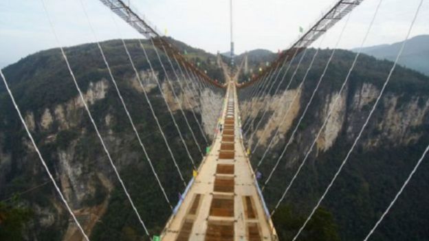  العمل بدأ بالفعل لإنشاء جسر ثان أعلى وادي تشانغجياجيه الكبير في مقاطعة هونان أيضا 