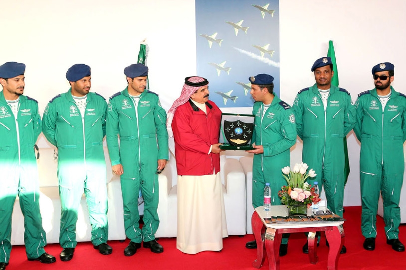 جلالة الملك لدى زيارته الجناح السعودي والإماراتي في معرض البحرين الدولي للطيران