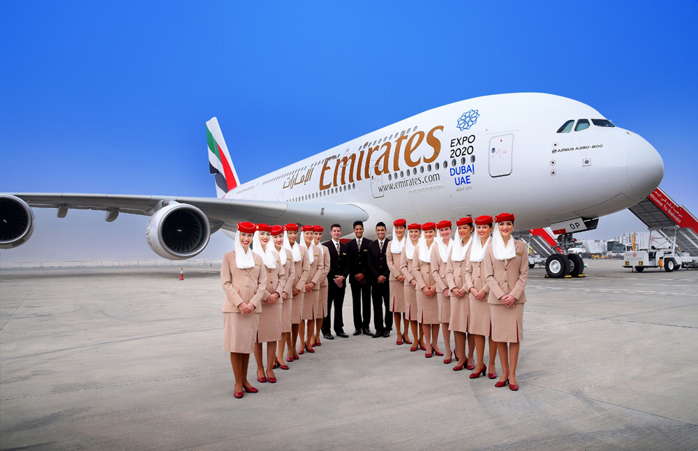 طوابير من الزوار يصطفون لإلقاء نظرة على تجهيزات طائرة الإمارات الإيرباص A380