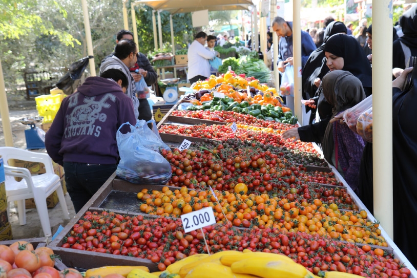 إقبال على شراء المنتجات البحرينية في سوق المزارعين أمس