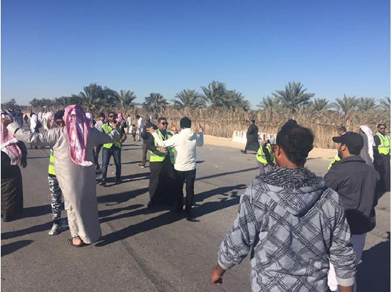 إجراءات أمنية يتخذها الأهالي للقادمين للمشاركة في تشييع شهداء الهجوم الإرهابي على مسجد الرضا  في الأحساء... صور نشرها موقع «جهينة»