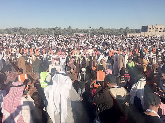 حشود تشارك في تشييع شهداء مسجد الإمام الرضا في الأحساء أمس