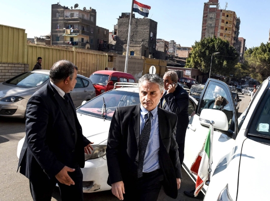 السفير الإيطالي في  مصر يصل للمشرحة حيث تم جلب جثة الطالب الإيطالي جوليو - epa