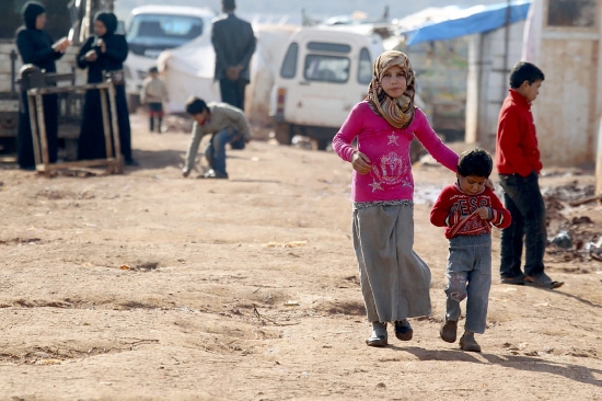 فَرَّ عشرات الآلاف من السوريين من قصف روسي مكثف في محيط حلب أمس (الجمعة) وقال عمال إغاثة إنهم يخشون أن تحاصر القوات الحكومية المدينة بالكامل - reuters