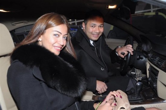 روتانا عبدالرزاق مع زوجها بالسيارة