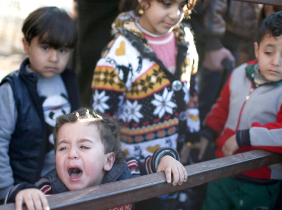 ﻿طفل سوري يبكي عند بوابة حدودية مع تركيا - epa