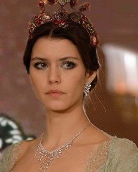 الممثلة التركية بيرن سات ادت دور السلطانة قسم