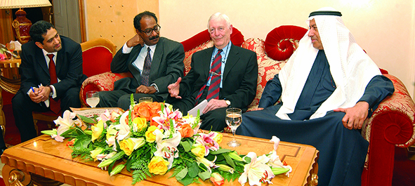 اللورد ايفبري لدى وصوله قاعة التشريفات بمطار البحرين الدولي في 31 ديسمبر 2002