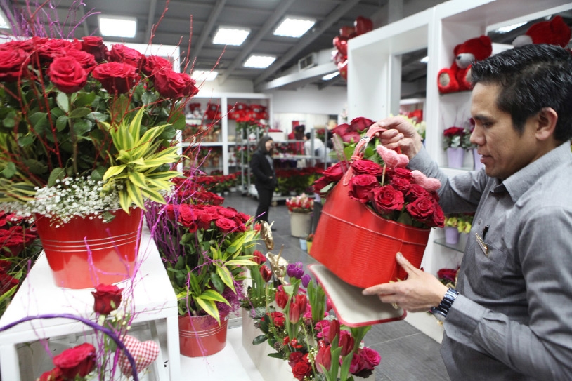 ﻿إقبال كبير من قبل البحرينيين على محلات الورود لشراء الباقات الحمراء بالتحديد بمناسبة عيد الحب الذي يصادف اليوم (١٤ فبراير)