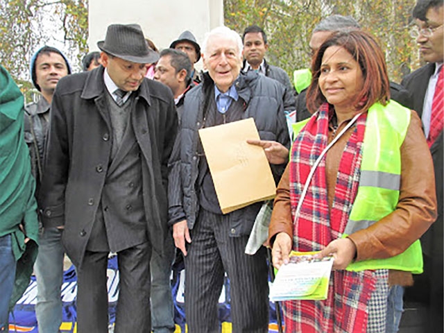 ﻿ اللورد ايفبري في اخر فعالية له مع مجموعة من البنغلاديشيين في نوفمبر 2015