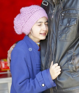 ﻿طفلة تركية تبكي بعد فقد قريبها في تفجير أنقرة - reuters