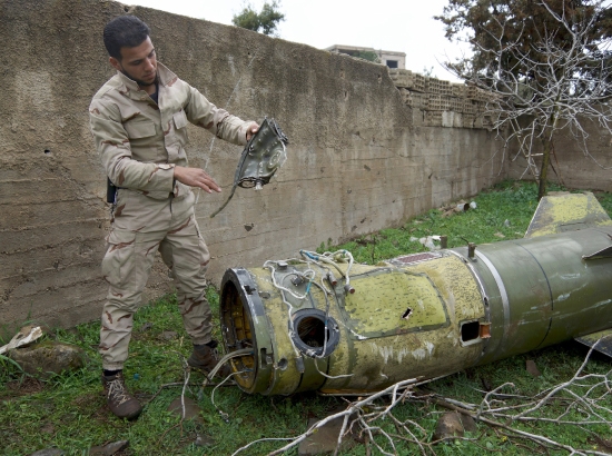 ﻿معارض سوري يتفقد أجزاء من صاروخ سقط في درعا  - reuters
