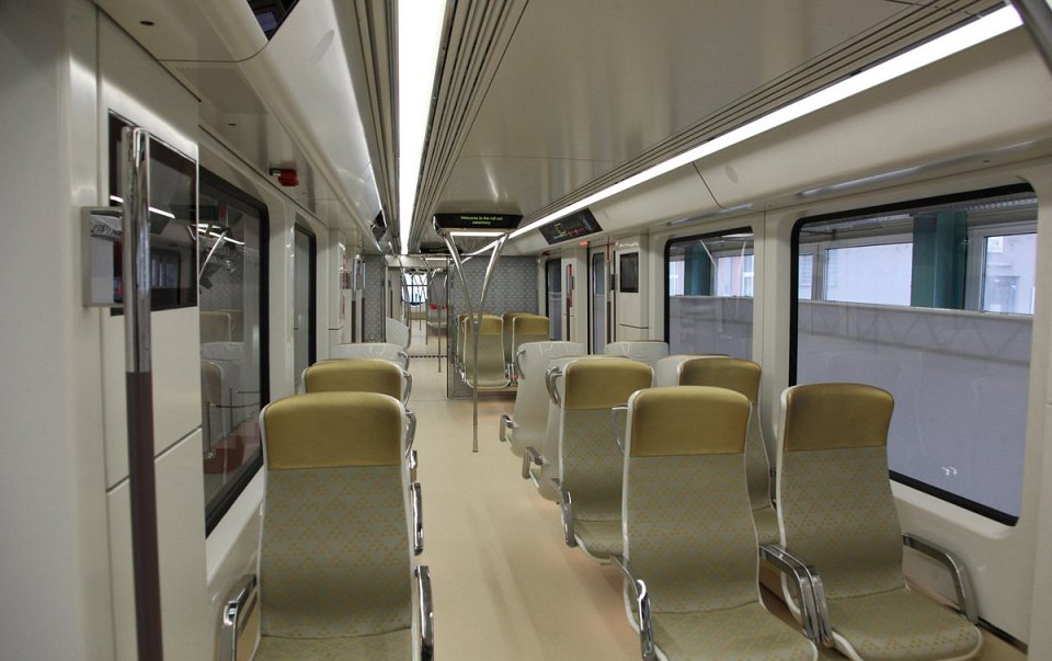 يحتوي كل قطار على مابين 55 و133 مقعداً، وتتراوح القدرة الاستيعابية ما بين 251 و 522 راكباً في الرحلة الواحدة