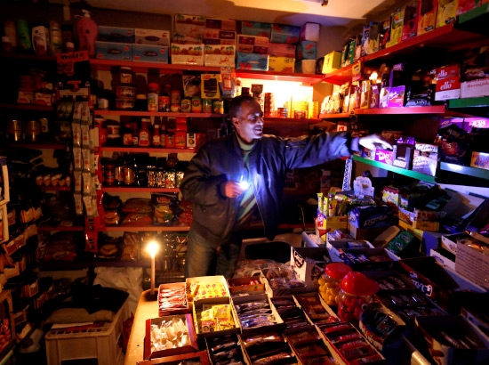 ﻿بائع  سوري في متجره بدمشق بعد إعلان انقطاع التيار الكهربائي المفاجئ في جميع المحافظات السورية - epa