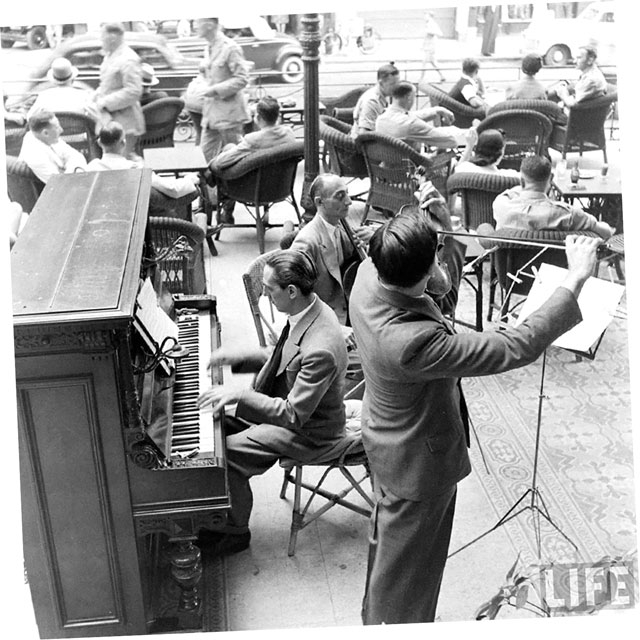 ﻿فرقة موسيقية في شارع إبراهيم باشا بالقاهرة العام 1942
