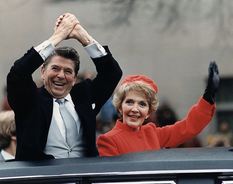 نانسي ريغان، السيدة الأولى، والرئيس ريغان في الموكب الافتتاحي عام 1981