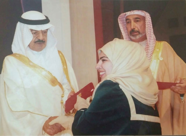 ﻿إحدى ابنتيّ رحيمة خلال تكريمها من قبل سمو رئيس الوزراء لتفوقها