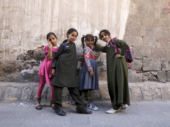 ﻿فتيات في طريقهن إلى المدرسة في الحي القديم بالعاصمة اليمنية (صنعاء) - reuters
