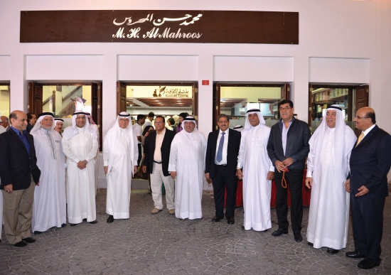 ﻿الحضور في  حفل افتتاح ملتقى المحروس الثقافي في المنطقة التجارية لباب البحرين - تصوير أحمد آل حيدر