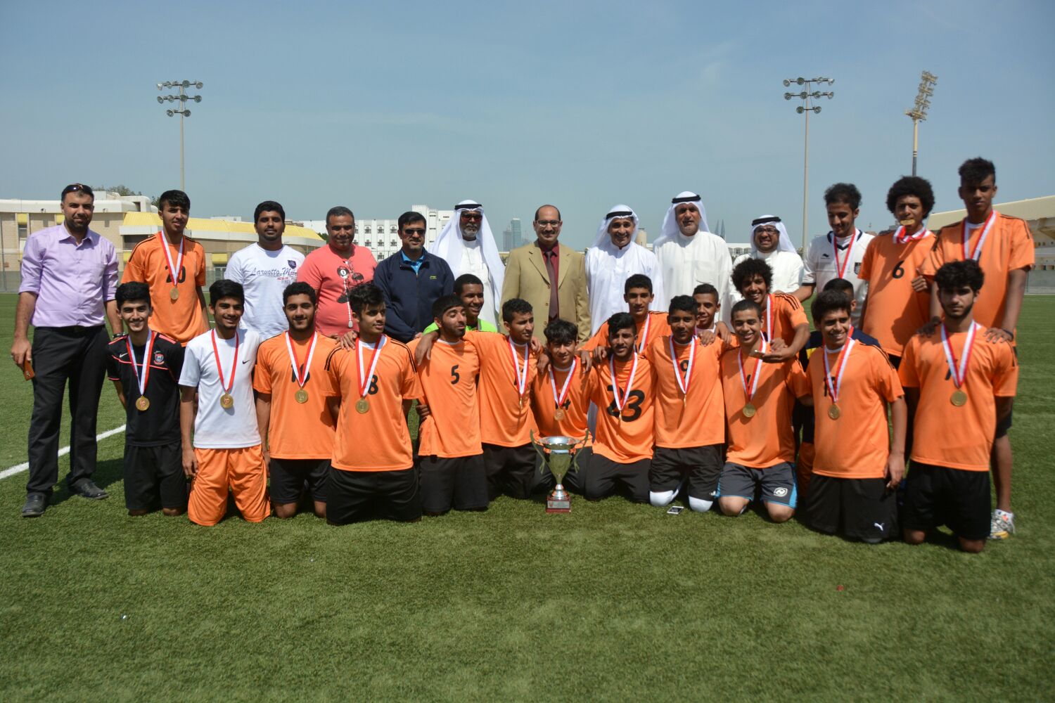 فريق مدرسة مدينة عيسى بطل كرة القدم للمرحلة الثانوية