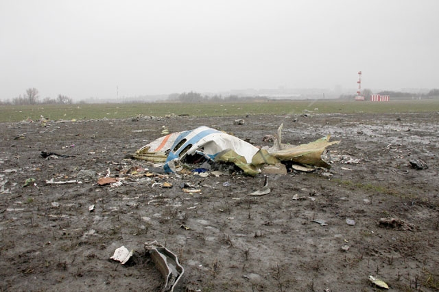 ﻿بقايا من حطام طائرة «فلاي دبي» التي تحطمت أمس (السبت) بمطار روستوف أون دون في جنوب روسيا - EPA