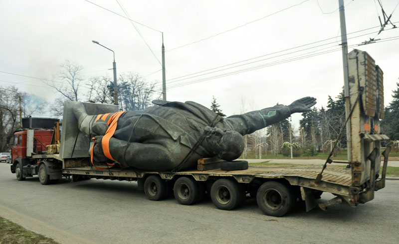 تمثال لينين بعد إزالته  (أ ف ب)