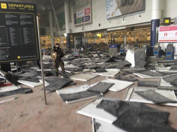 صورة من داخل قاعة المغادرة بعد الانفجار في مطار بروكسيل