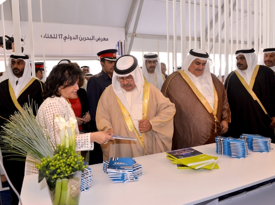 ﻿سمو الشيخ علي بن خليفة مفتتحاً معرض البحرين الدولي للكتاب - تصوير أحمد آل حيدر