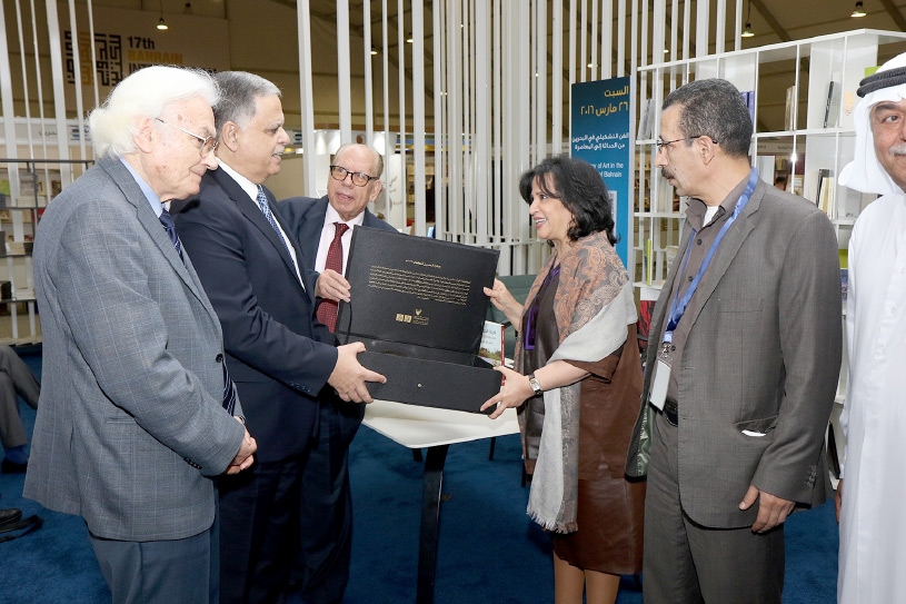﻿تكريم الكاتب والباحث حسن أبو صبيح بجائزة البحرين للكتاب ٢٠١٦