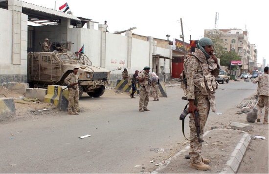 ﻿قوات يمنية تقف لحراسة السجن المركزي في منطقة المنصورة ثاني أهم مدن عدن - afp