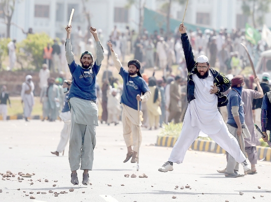 ﻿إسلاميو باكستان خلال مظاهرة مناهضة للحكومة في إسلام آباد - afp