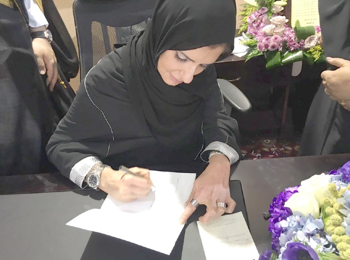 ﻿الأميرة بسمة بنت سعود أثناء تدشين كتابها في الرياض الشهر الماضي