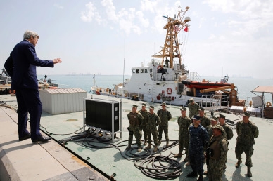 ﻿وزير الخارجية الأميركي جون كيري لدى زيارته القاعدة البحرية الأميركية في الجفير  - afp