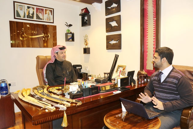 ﻿الصائغ متحدثاً إلى «الوسط»: لا نجد اهتماماً رسمياً بصناعة السيوف البحرينية   - محمد المخرق