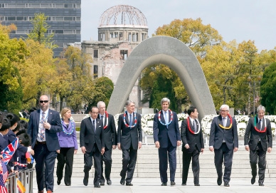﻿وزراء خارجية دول السبع في حديقة النصب التذكاري بهيروشيما - epa