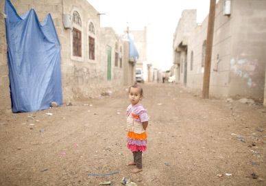 ﻿طفلة تقف خارج منزلها أثناء حملة التطعيم لمكافحة شلل الأطفال في صنعاء - reuters
