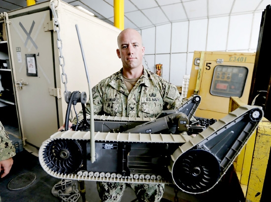 ﻿جندي في البحرية الأميركية يعرض أحد الأجهزة المستخدمة في مكافحة الألغام