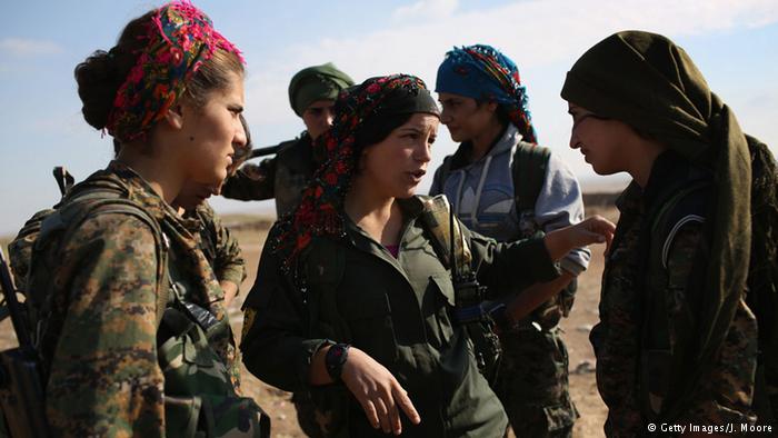 مقاتلات كرديات من القوات الديمقراطية السورية في قاعدة متقدمة تضمهن ومقاتلين آخرين يتصدون لتنظيم 