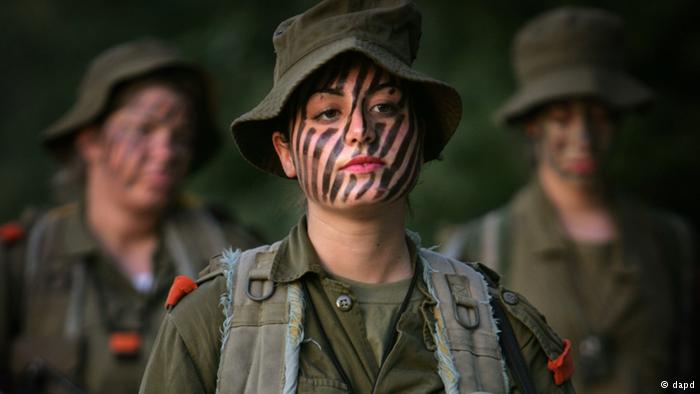 مجندة إسرائيلية في دورة تدريبية بالقدس عام 2007. شهد العقد الأخير من الزمن تغيراً في طبيعة خدمة المرأة بالجيش الإسرائيلي، وتزايدت أعدادهن في الوحدات القتالية بعد أن كانت خدمتهن تقتصر على التمريض وصنوف الخدمات.