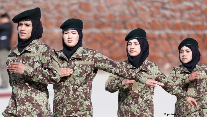 مجندات في الجيش الوطني الأفغاني خلال حفل تخرجهن من دورة التدريب الأساسي في شباط/ فبراير 2016. في أفغانستان، حيث نادراً ما تُرى المرأة بدون نقاب، توجد مقاتلات خرجن عن سلطة الأب والزوج والمجتمع وذهبن يخدمن جيش بلادهن.