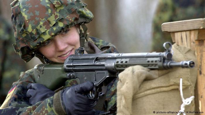 المجندة الألمانية شتيفاني كراينر في دروس التدريب على الرمي ببندقية G3. منذ الأول من كانون الثاني/ يناير 2001، سُمح للنساء بالخدمة في الوحدات المقاتلة بالجيش الألماني، وقد تطوعت لهذه الخدمة آنذاك 244 مجندة.