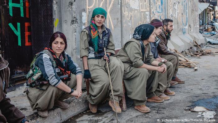مقاتلات كرديات أيزيديات في منطقة جبل سنجار بالعراق في تشرين الثاني/ نوفمبر 2015. احتل تنظيم 