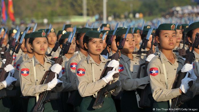 مجندات في جيش ميانمار خلال عرض عسكري احتفاءاً بيوم الاستقلال في الرابع من كانون الثاني/ يناير 2015. ميانمار، التي كانت تعرف باسم بورما، استقلت عن بريطانيا عام 1948.